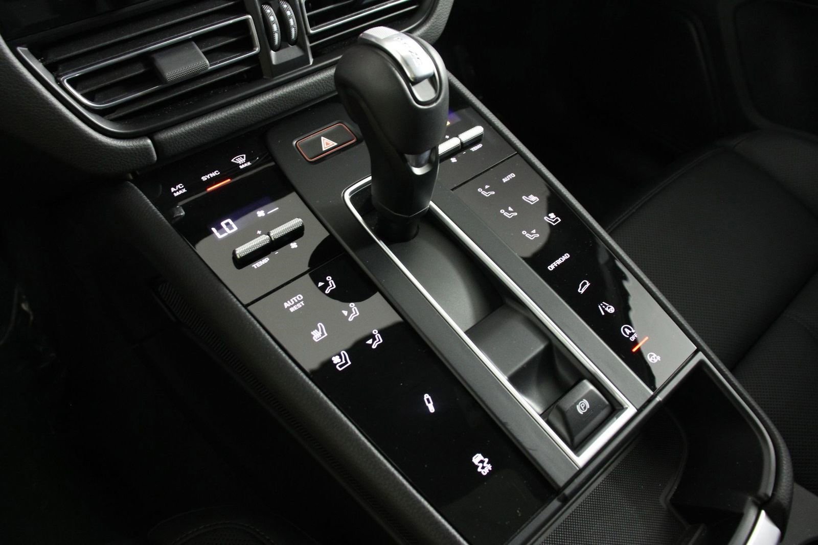 Certified 2025 Porsche Macan Turbo image 18