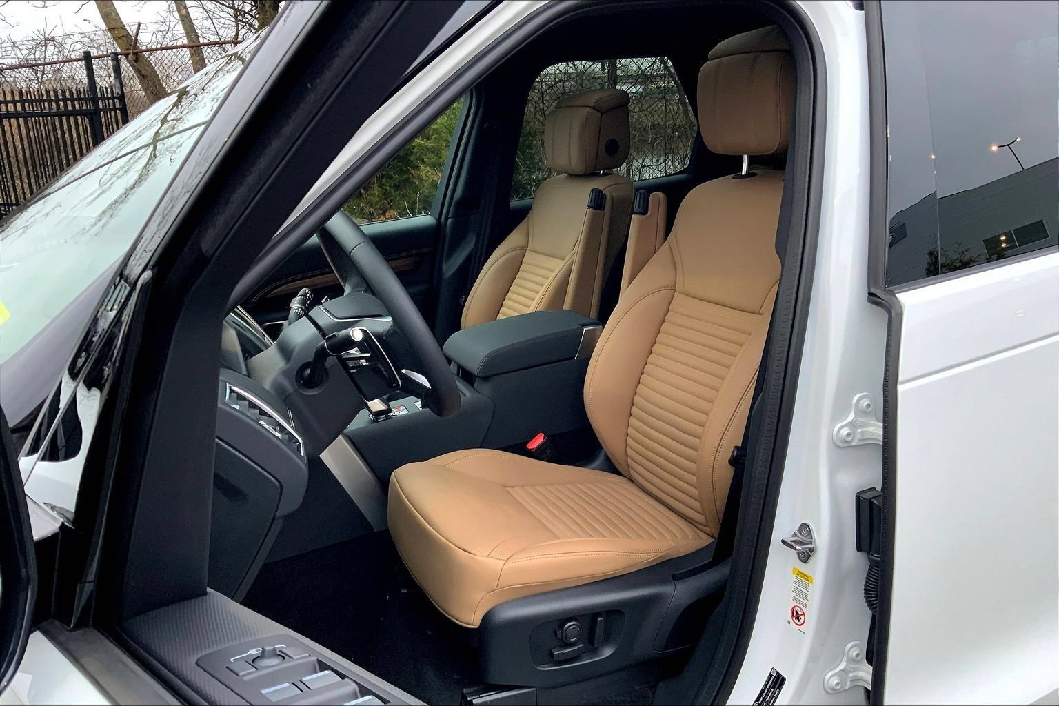 Certified 2025 Land Rover Discovery Dynamic SE AWD/4WD image 7