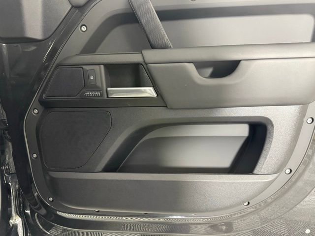 Used 2025 Land Rover Defender 130 V8 image 33