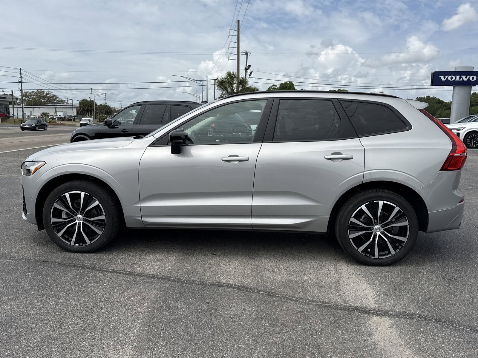 Used 2023 Volvo XC60 B5 Plus w/ Climate Package AWD/4WD image 2