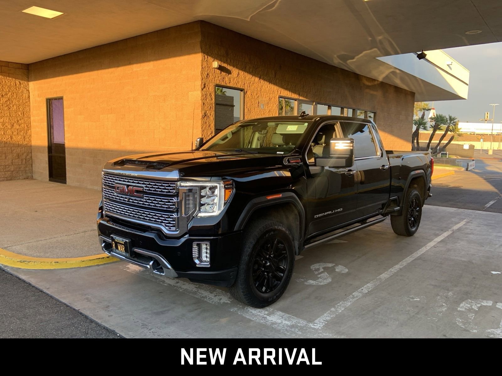 Certified 2022 GMC Sierra 3500 Denali w/ Denali Black Diamond Edition AWD/4WD image 6