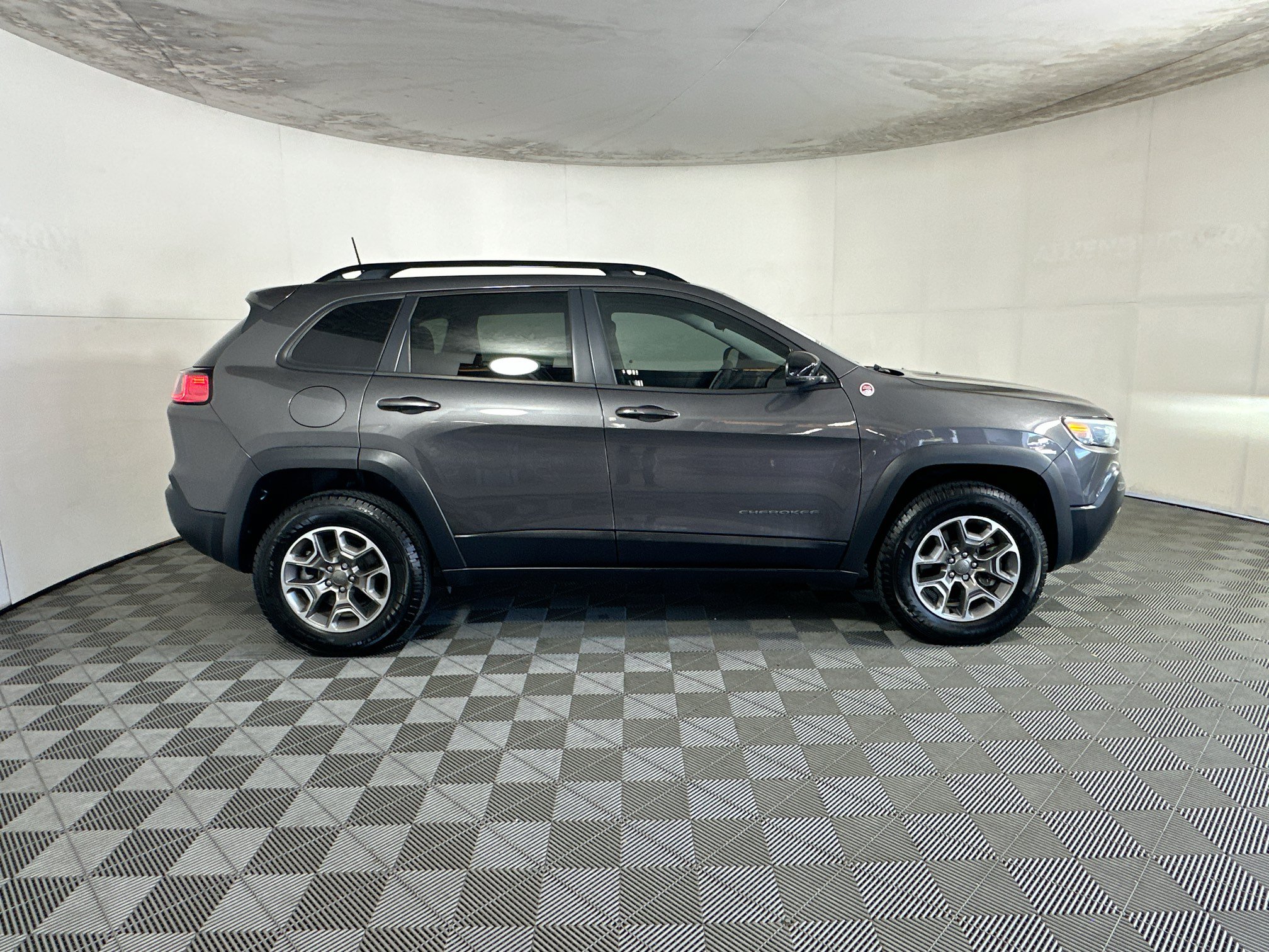 Used 2022 Jeep Cherokee Trailhawk AWD/4WD image 2