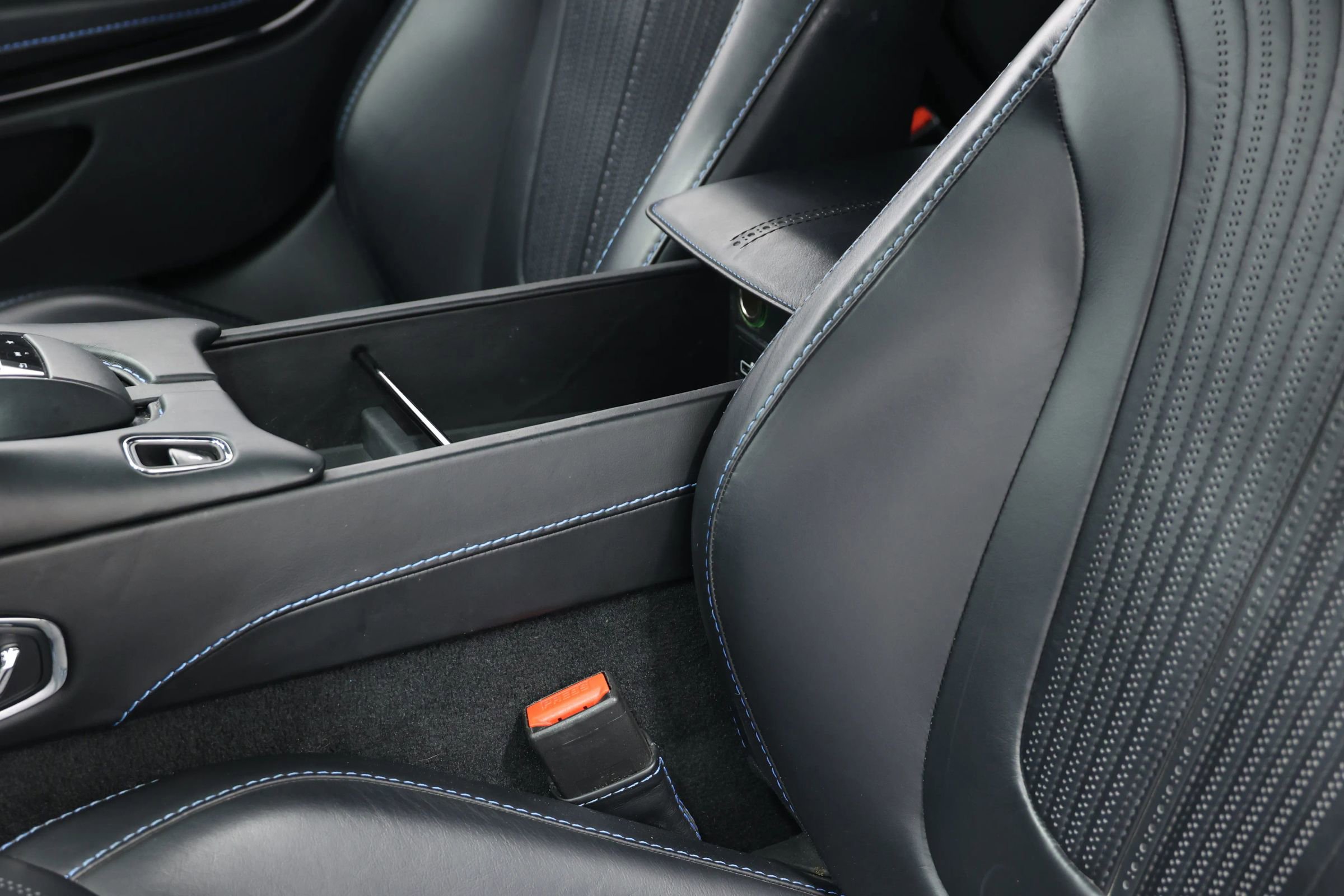 Used 2018 Aston Martin DB11 V12 image 23