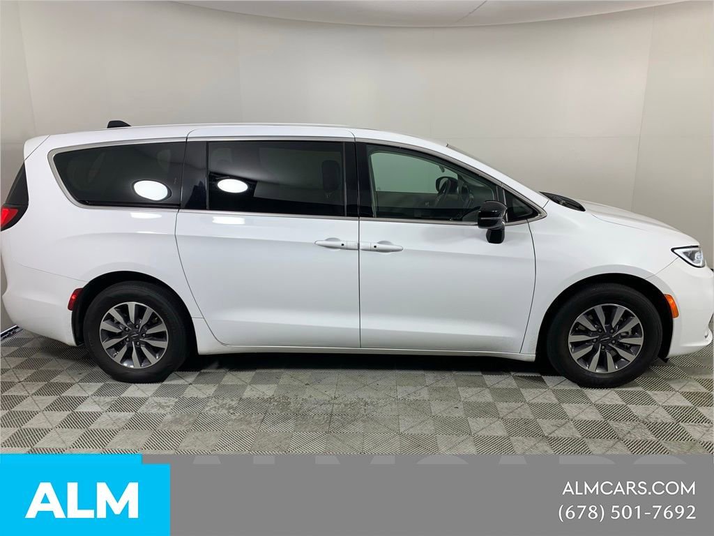 Used 2024 Chrysler Pacifica Select image 14