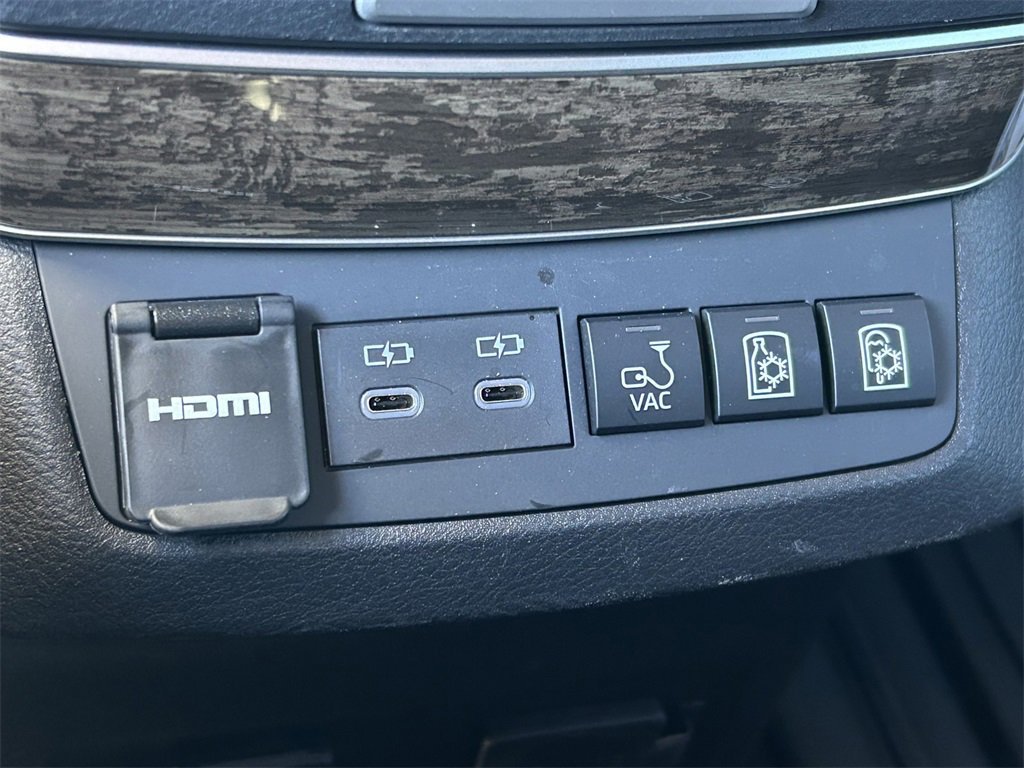 Used 2025 Toyota Sienna Platinum image 19