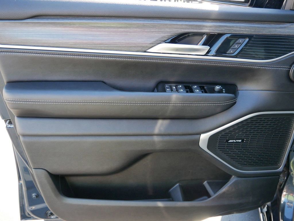 Used 2023 Jeep Wagoneer Series III w/ Flexible Seating Group image 9