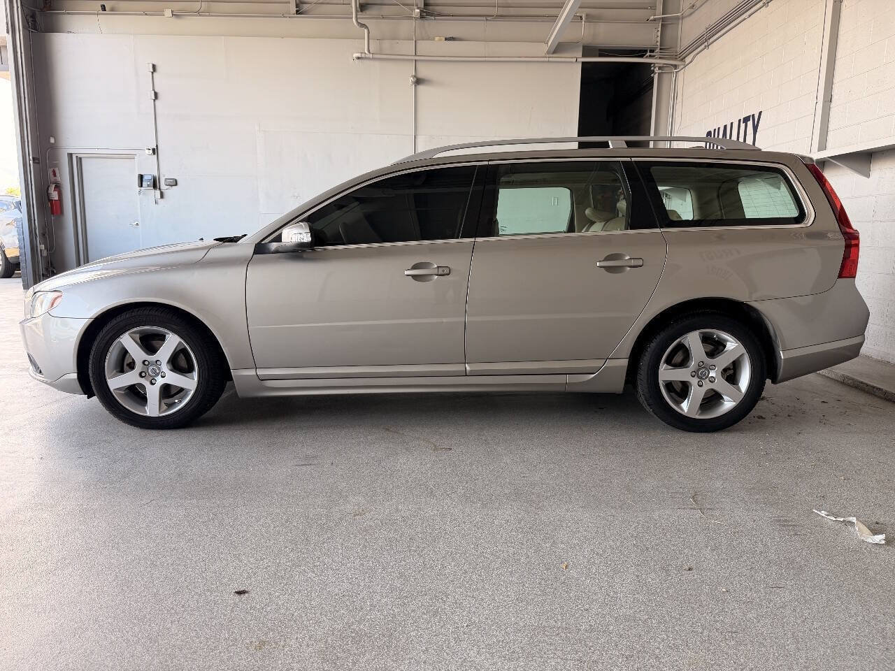 Used 2010 Volvo V70 FWD image 7