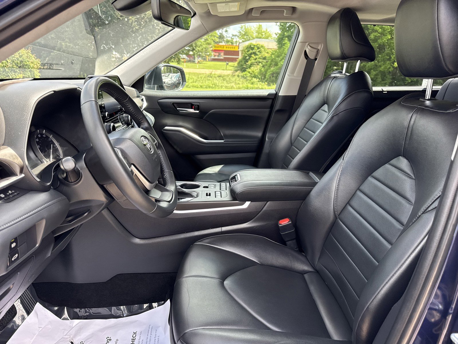 Used 2022 Toyota Highlander XLE AWD/4WD image 11