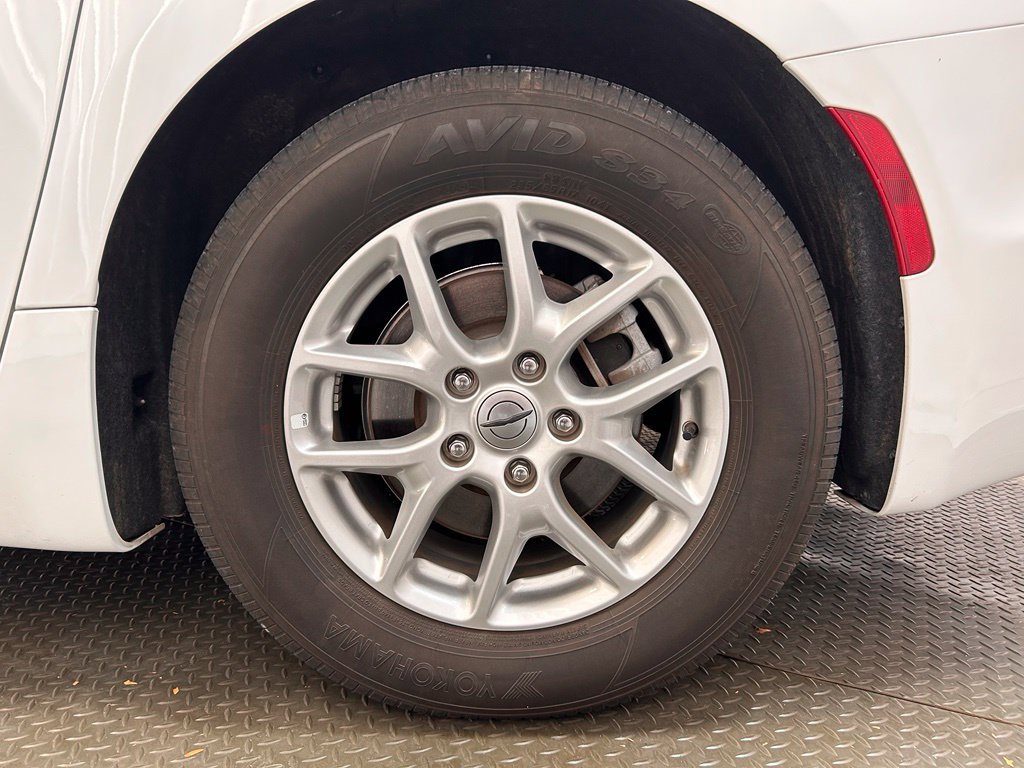 Used 2025 Chrysler Pacifica Select FWD image 9