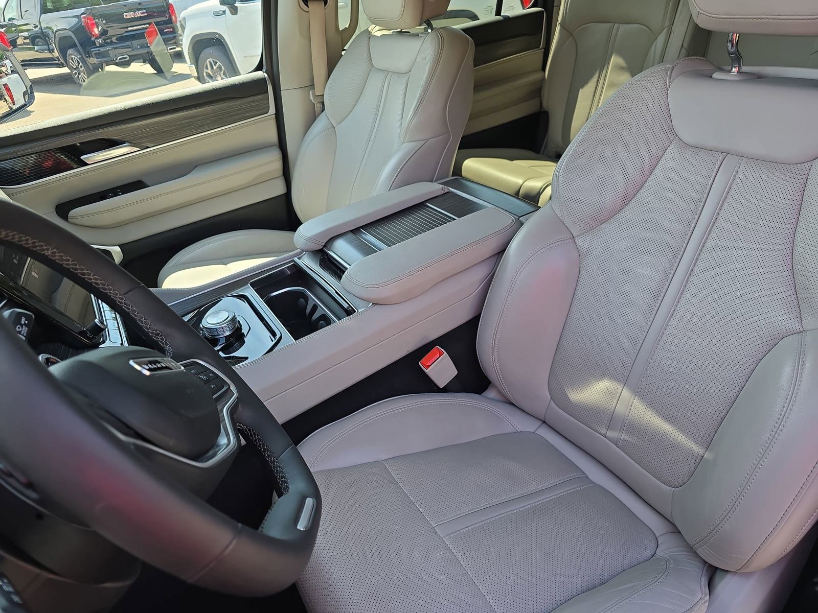 Used 2024 Jeep Wagoneer L Series II w/ Flexible Seating Group RWD image 17