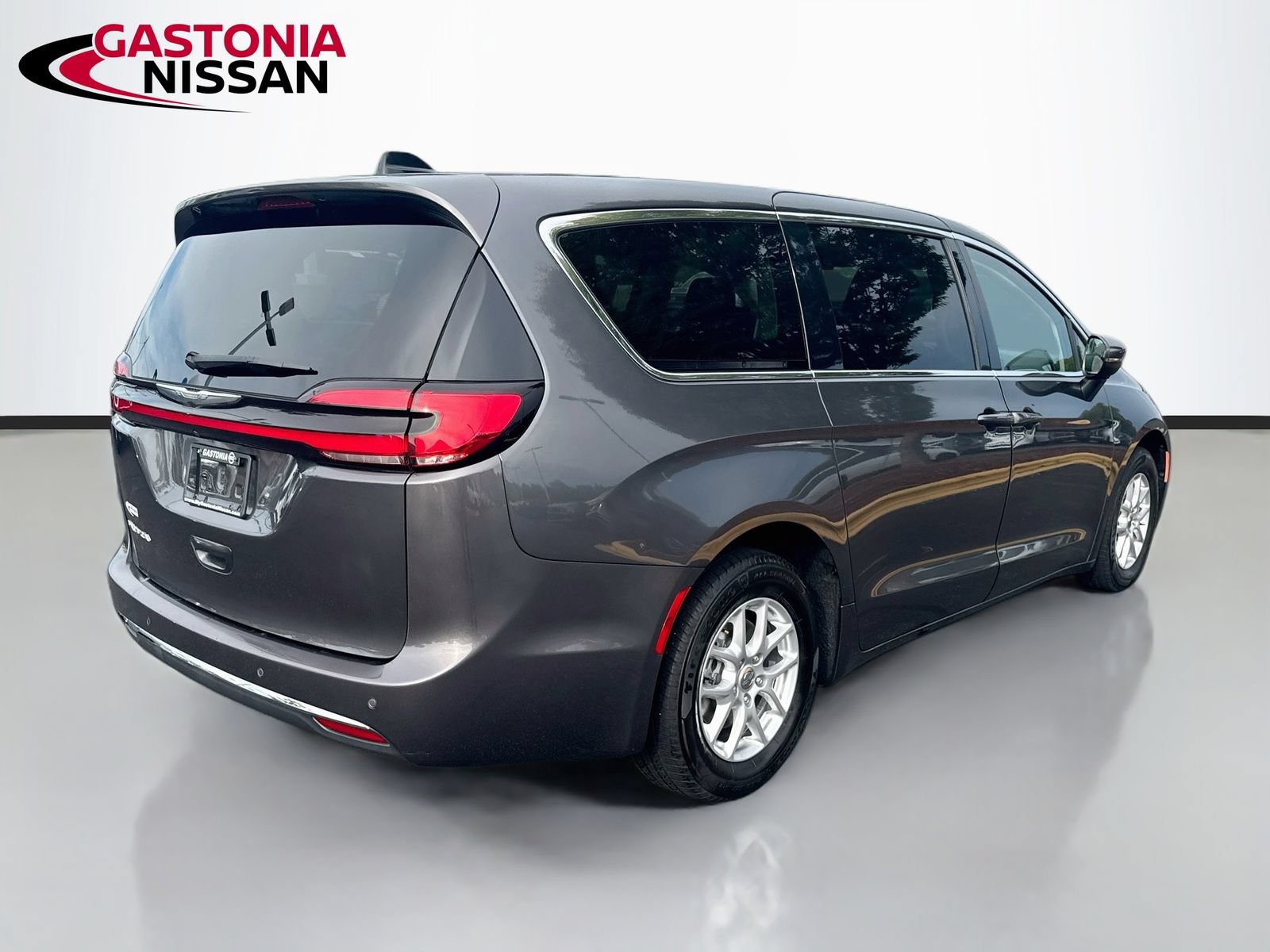 Used 2023 Chrysler Pacifica Touring-L FWD image 6