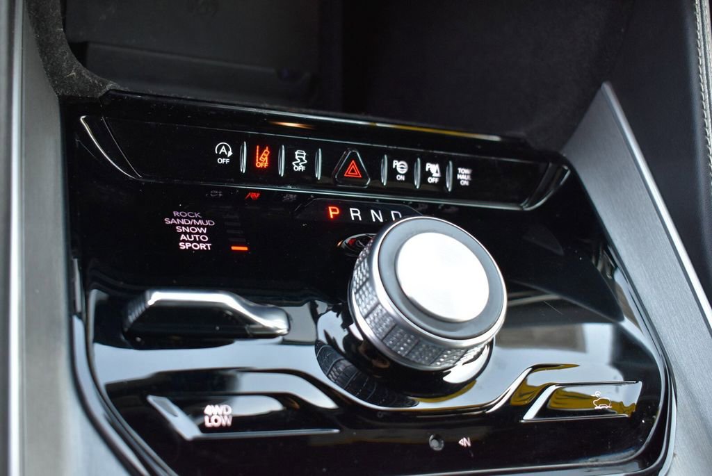 Used 2025 Jeep Wagoneer 4WD w/ Convenience Group I image 23