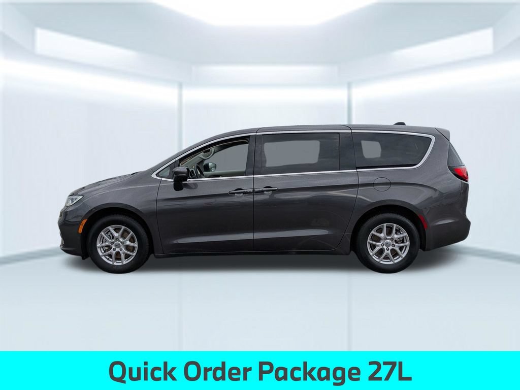 Used 2023 Chrysler Pacifica Touring-L FWD image 2