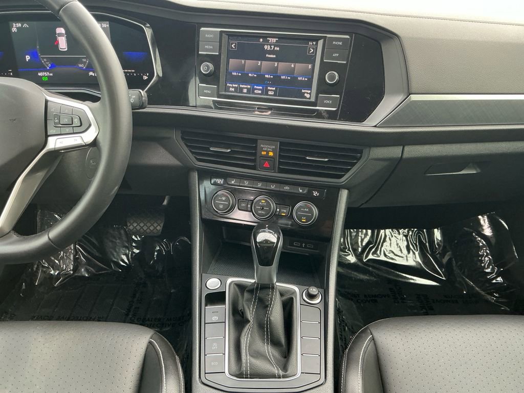 Used 2022 Volkswagen Jetta SE w/ Panoramic Sunroof Package image 11