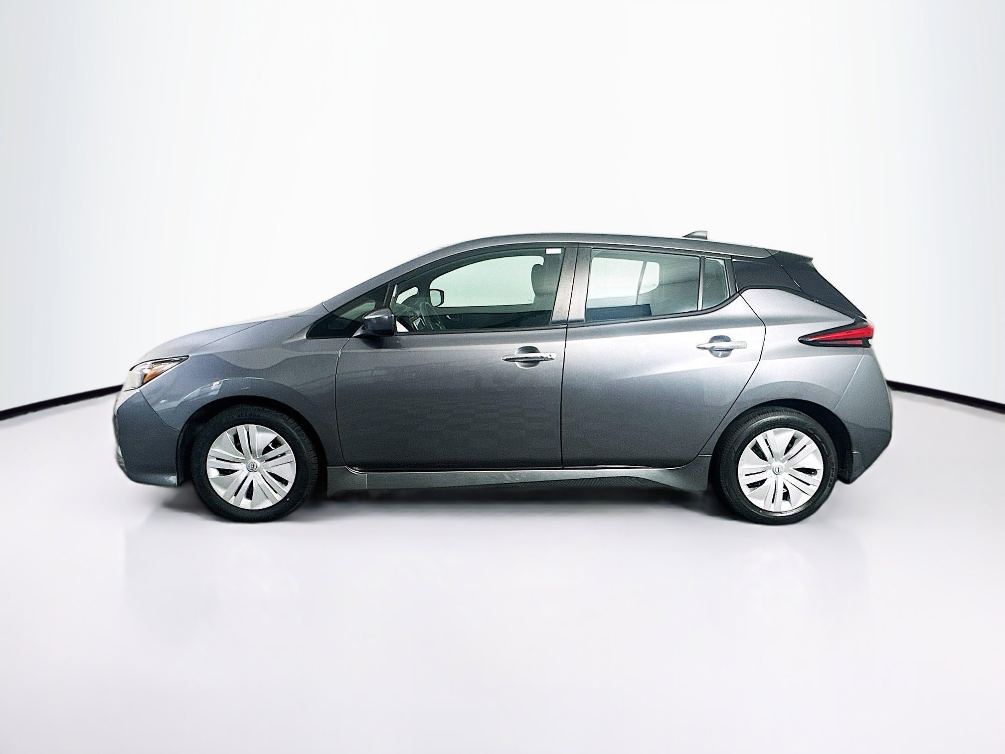 Used 2025 Nissan Leaf S image 4