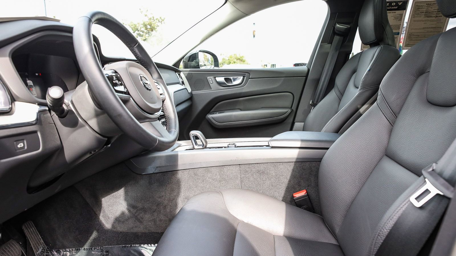 Used 2025 Volvo XC60 B5 Plus image 18