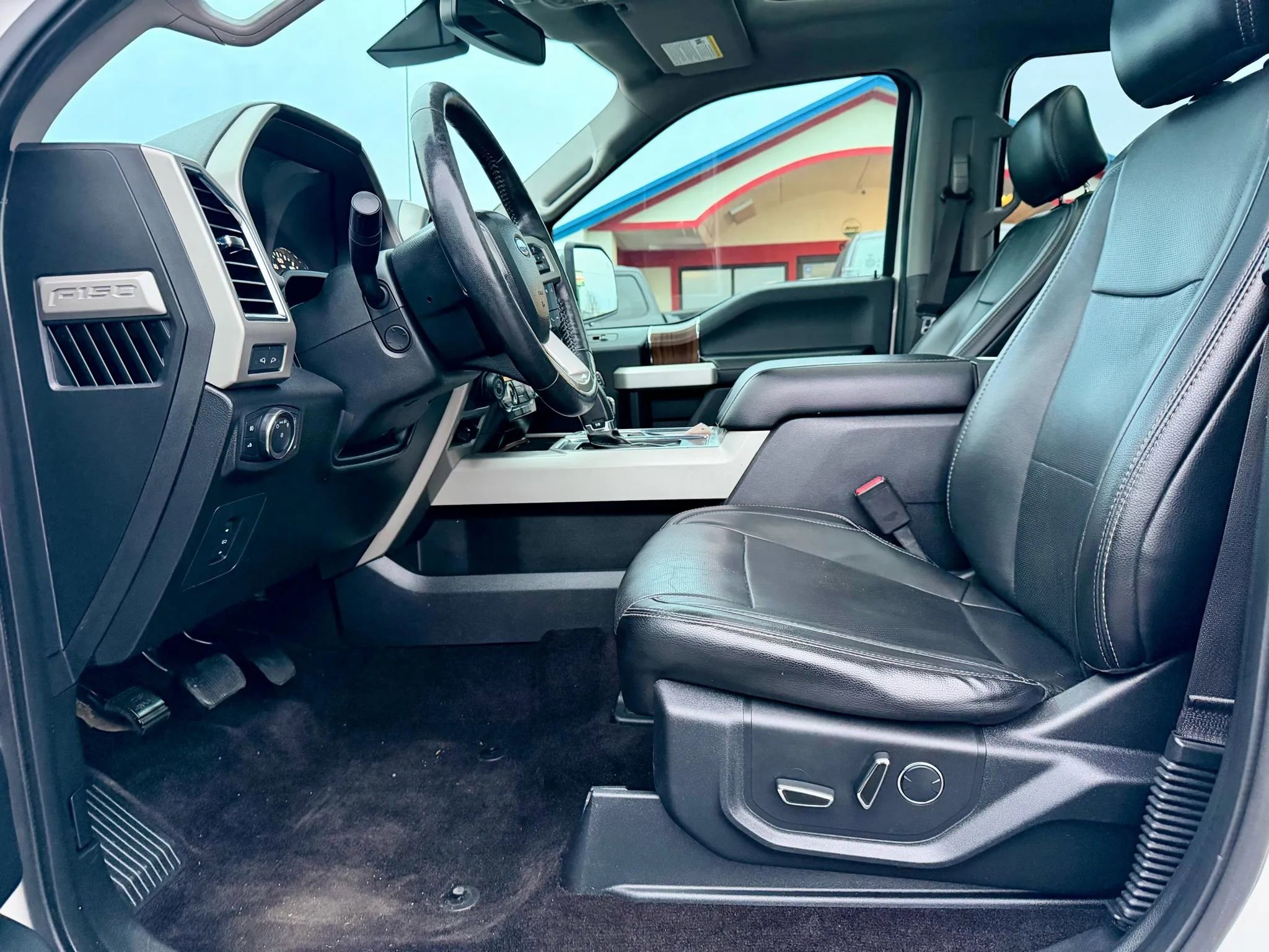 Used 2017 Ford F150 Lariat w/ Equipment Group 502A Luxury image 8