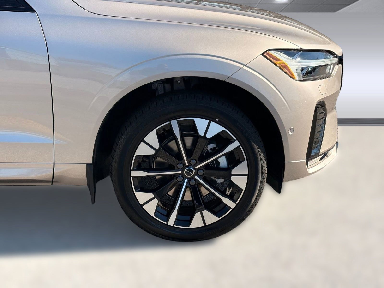 New 2026 Volvo XC60 B5 Plus w/ Climate Package image 12