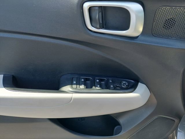 Used 2025 Hyundai Venue SEL FWD image 17