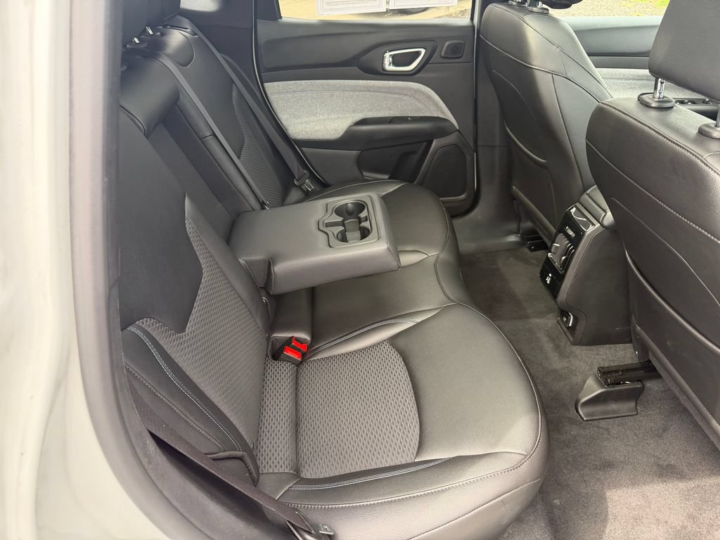 Used 2025 Jeep Compass Latitude w/ Sun & Sound Group AWD/4WD image 18