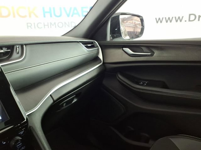 Used 2023 Jeep Grand Cherokee Altitude AWD/4WD image 23