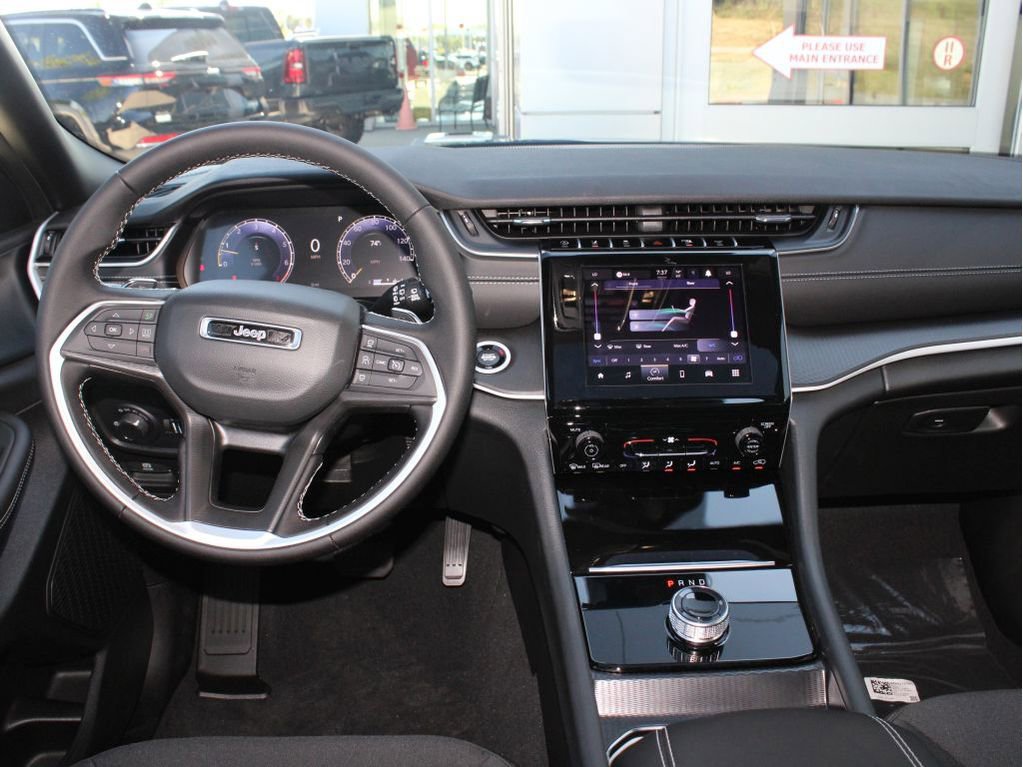 New 2025 Jeep Grand Cherokee L Laredo image 27