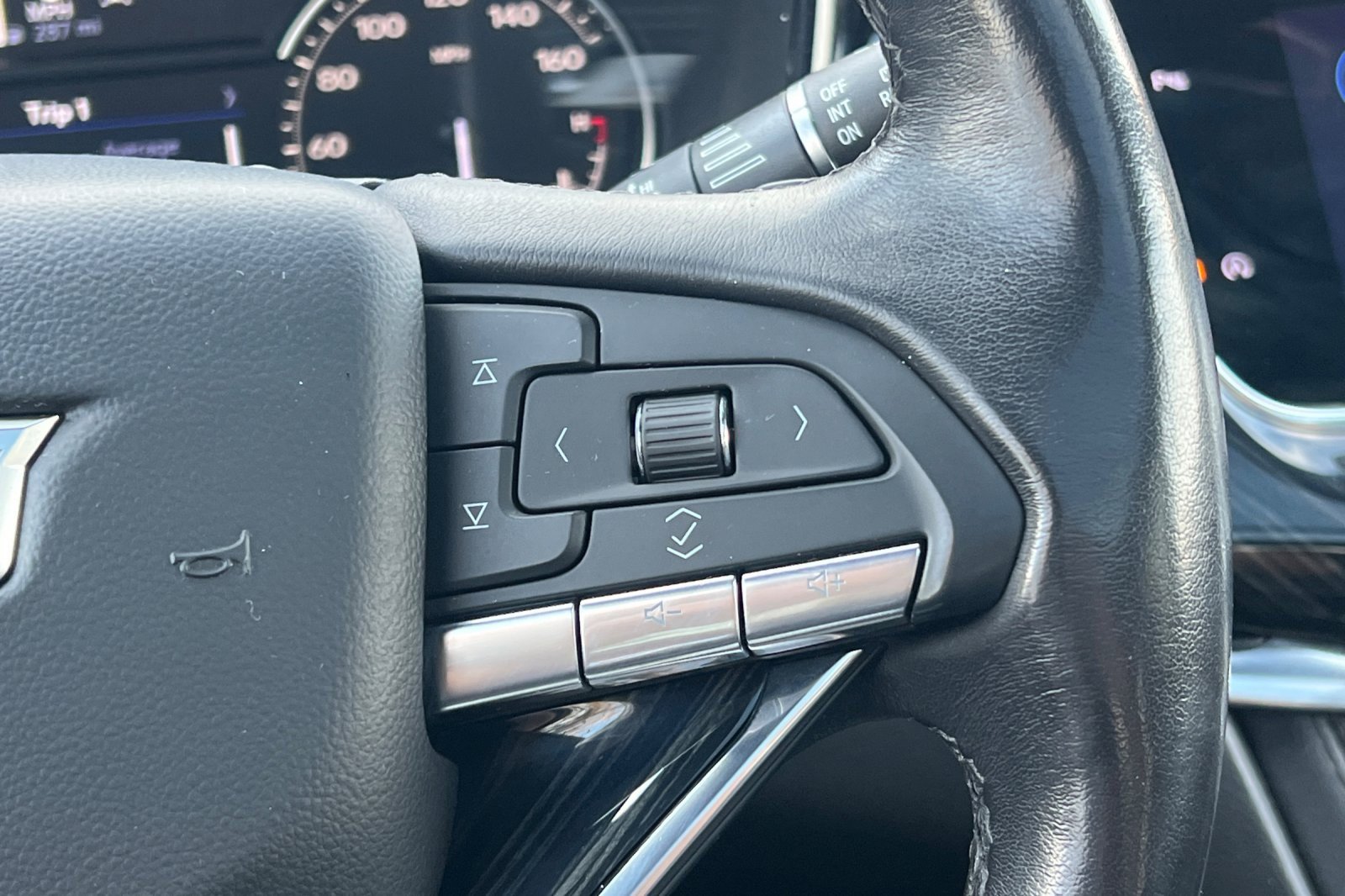 Used 2023 Cadillac XT6 Premium Luxury image 39