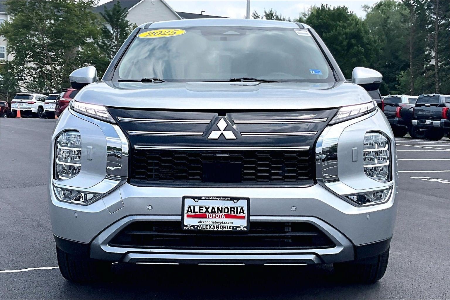Used 2025 Mitsubishi Outlander SE AWD/4WD image 3