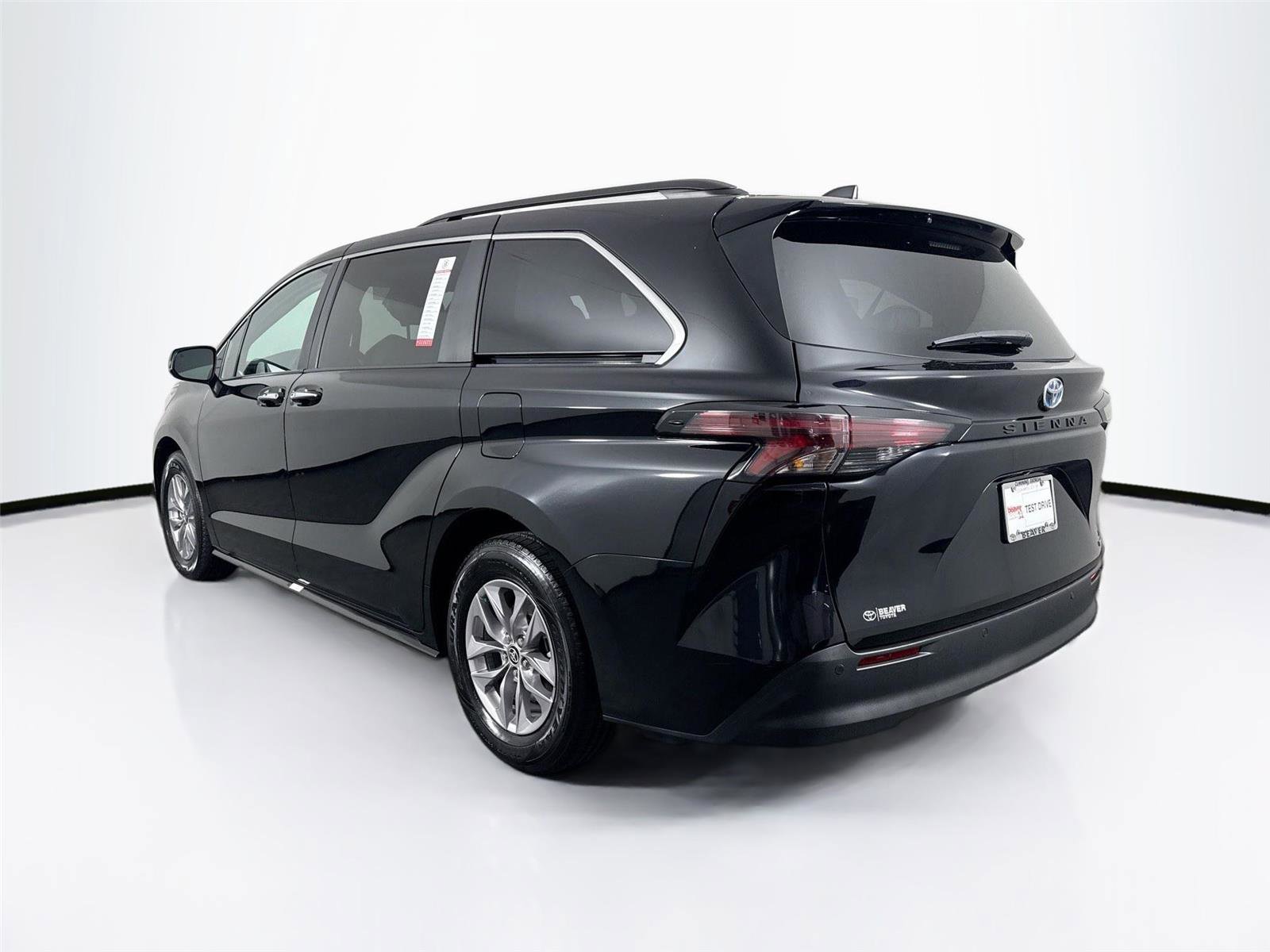 Certified 2024 Toyota Sienna XLE FWD image 12