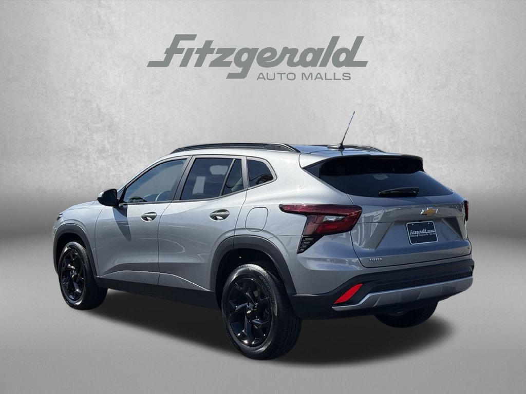 Used 2025 Chevrolet Trax LT FWD image 8