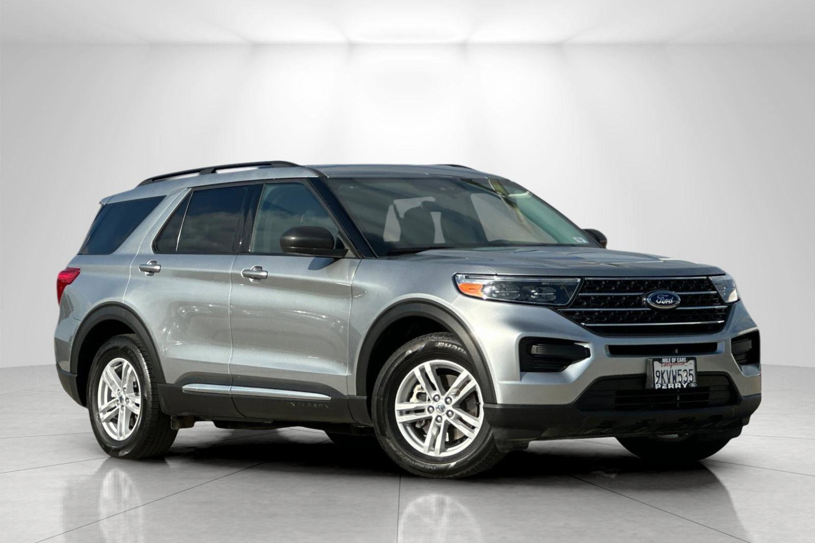 Used 2023 Ford Explorer XLT image 1