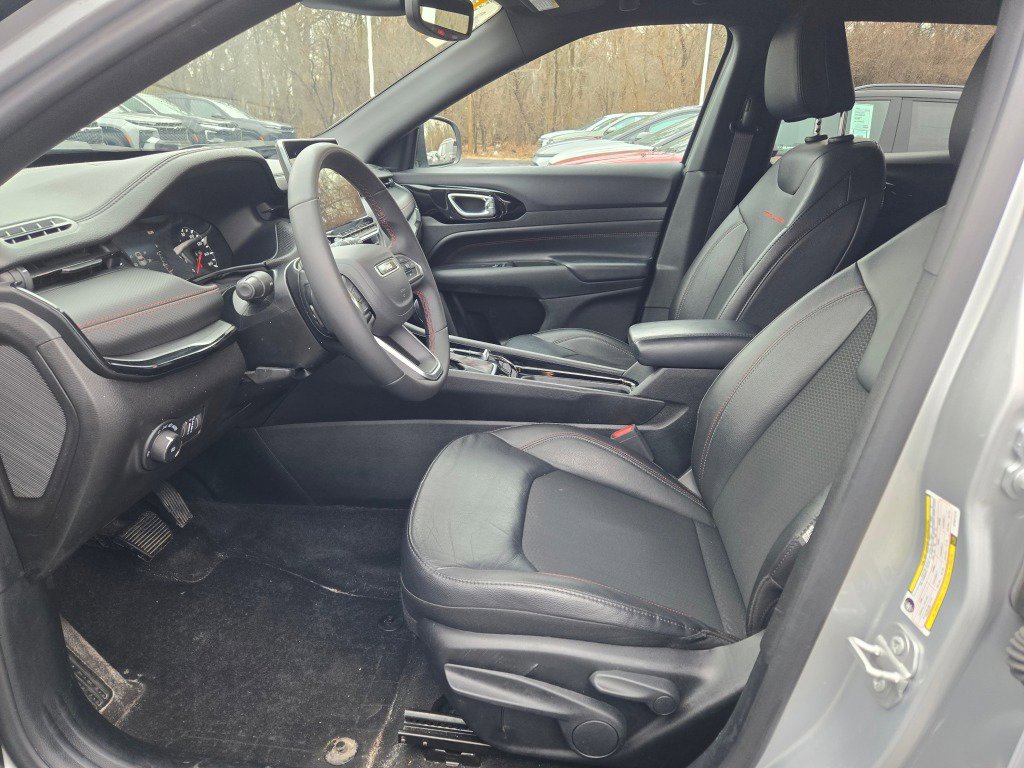 Used 2025 Jeep Compass Trailhawk AWD/4WD image 22