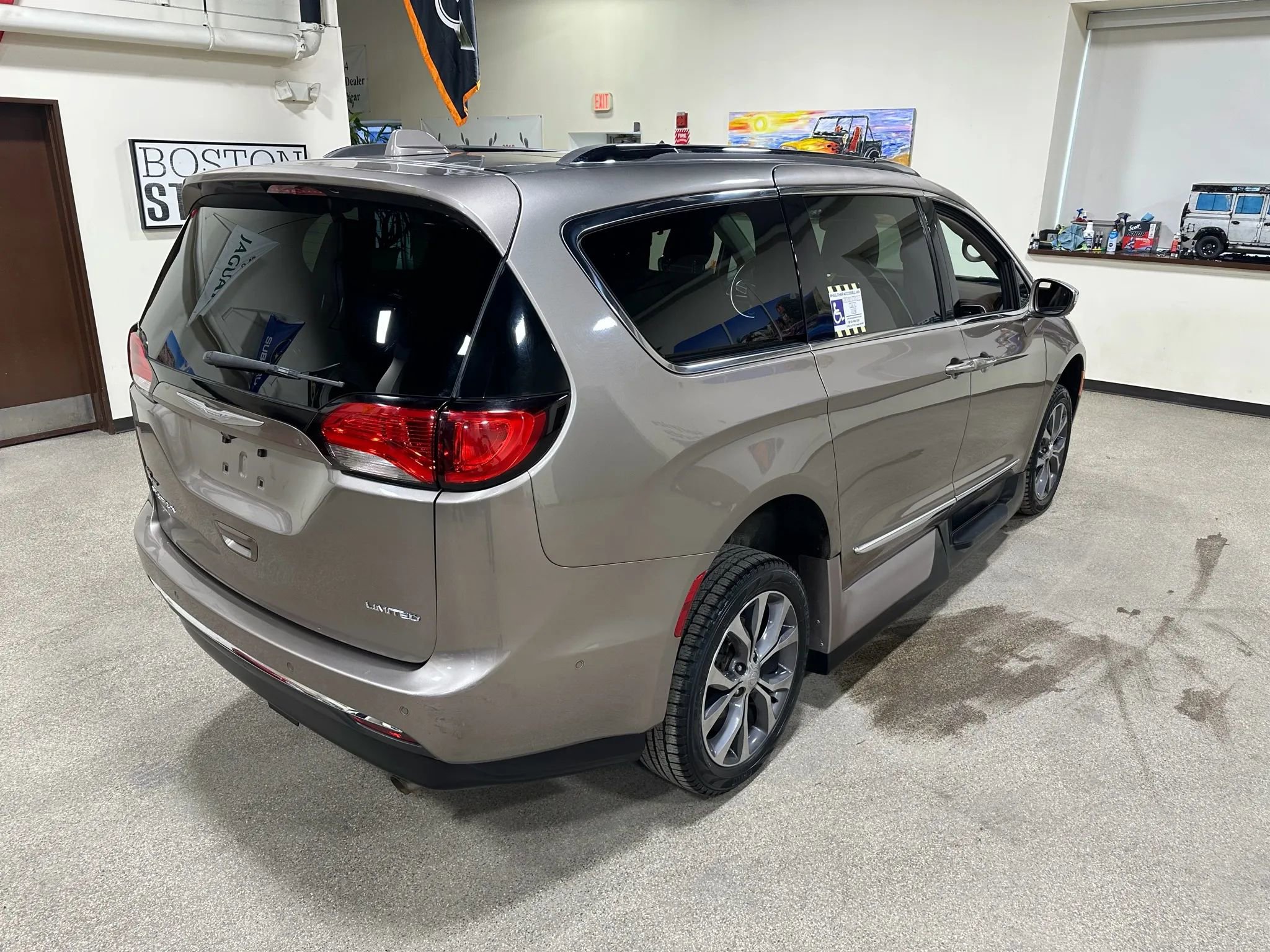 Used 2017 Chrysler Pacifica Limited w/ Advanced Safetytec Group image 9