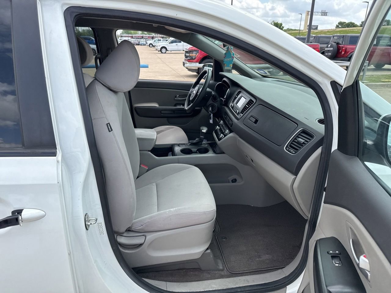 Used 2018 Kia Sedona LX image 10