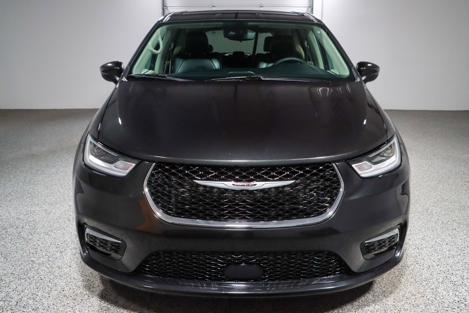 Used 2023 Chrysler Pacifica Touring-L FWD image 4