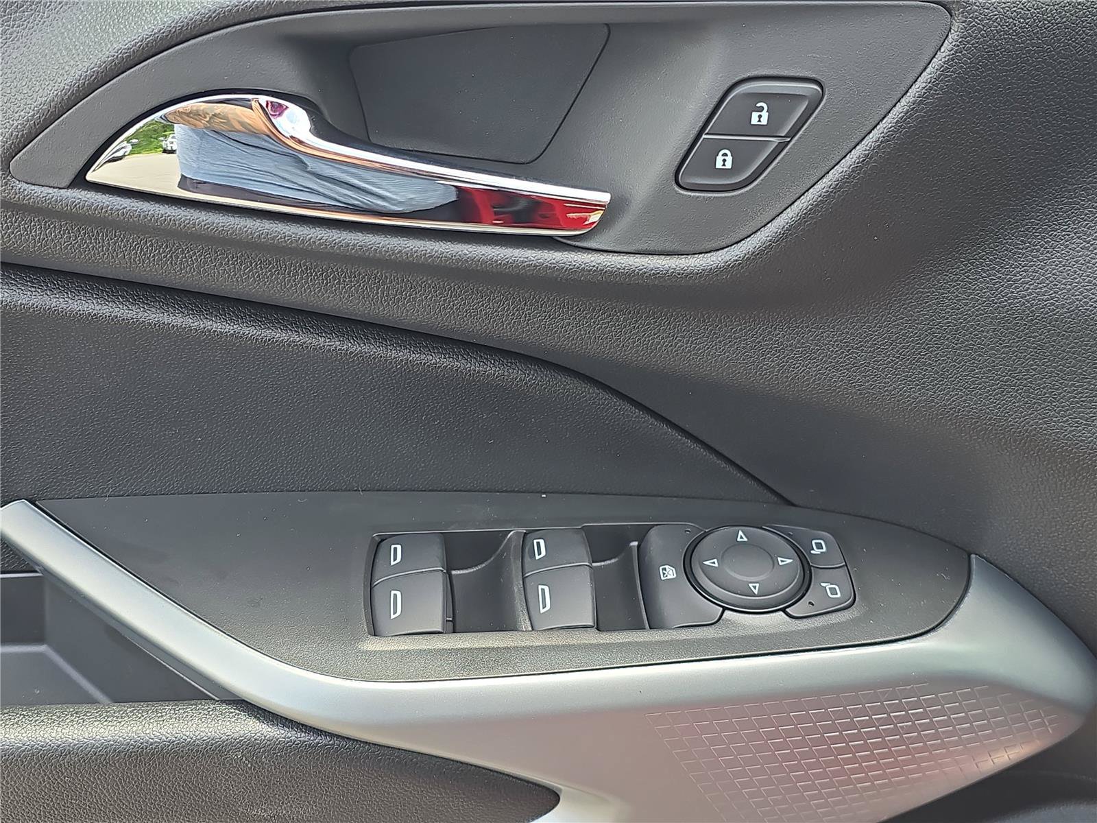 New 2026 Chevrolet Trax RS w/ Sunroof Package FWD image 17
