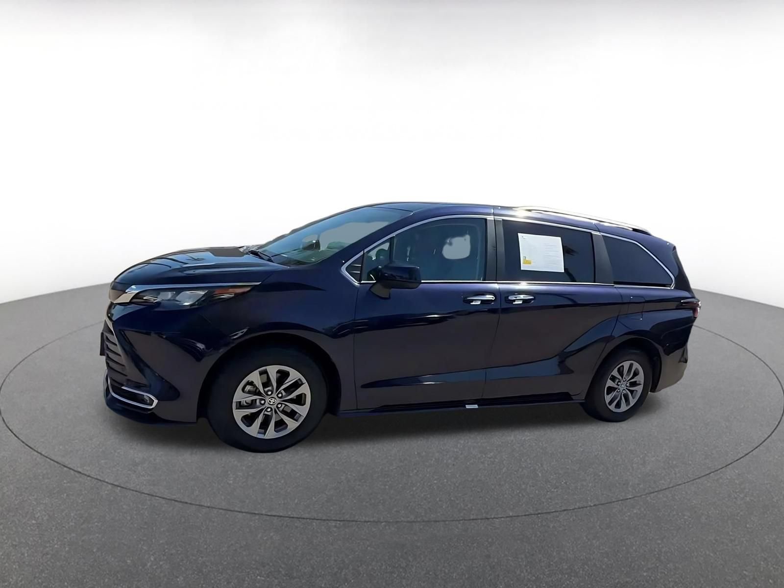 Used 2024 Toyota Sienna XLE FWD image 7