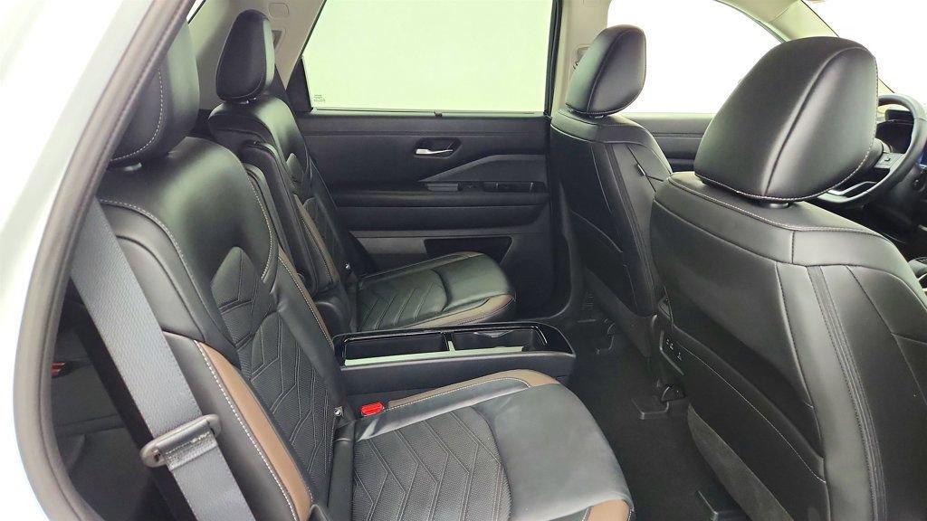 Used 2025 Nissan Pathfinder Platinum AWD/4WD image 25