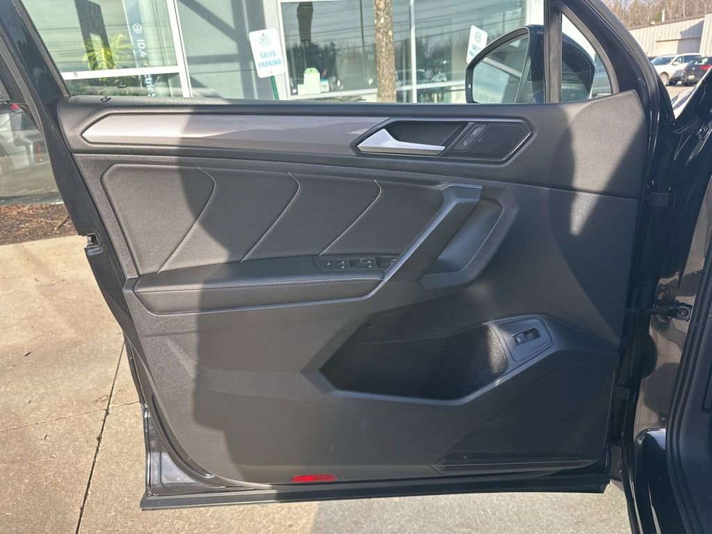 Used 2022 Volkswagen Tiguan SE image 16