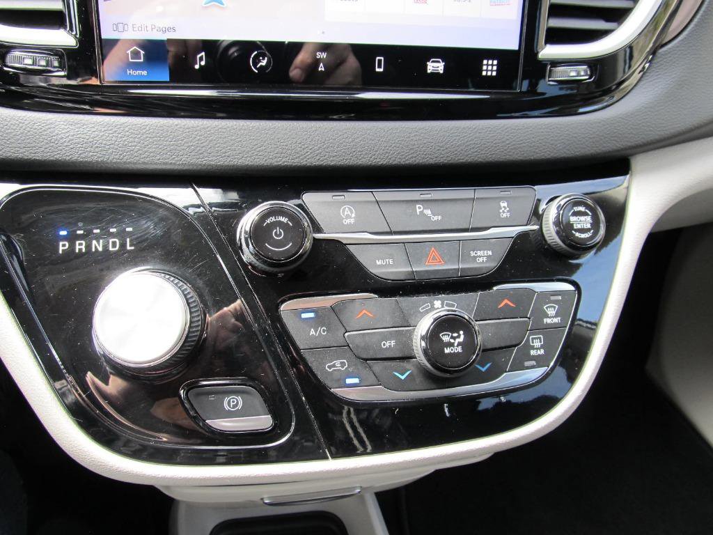 Used 2023 Chrysler Voyager LX image 68