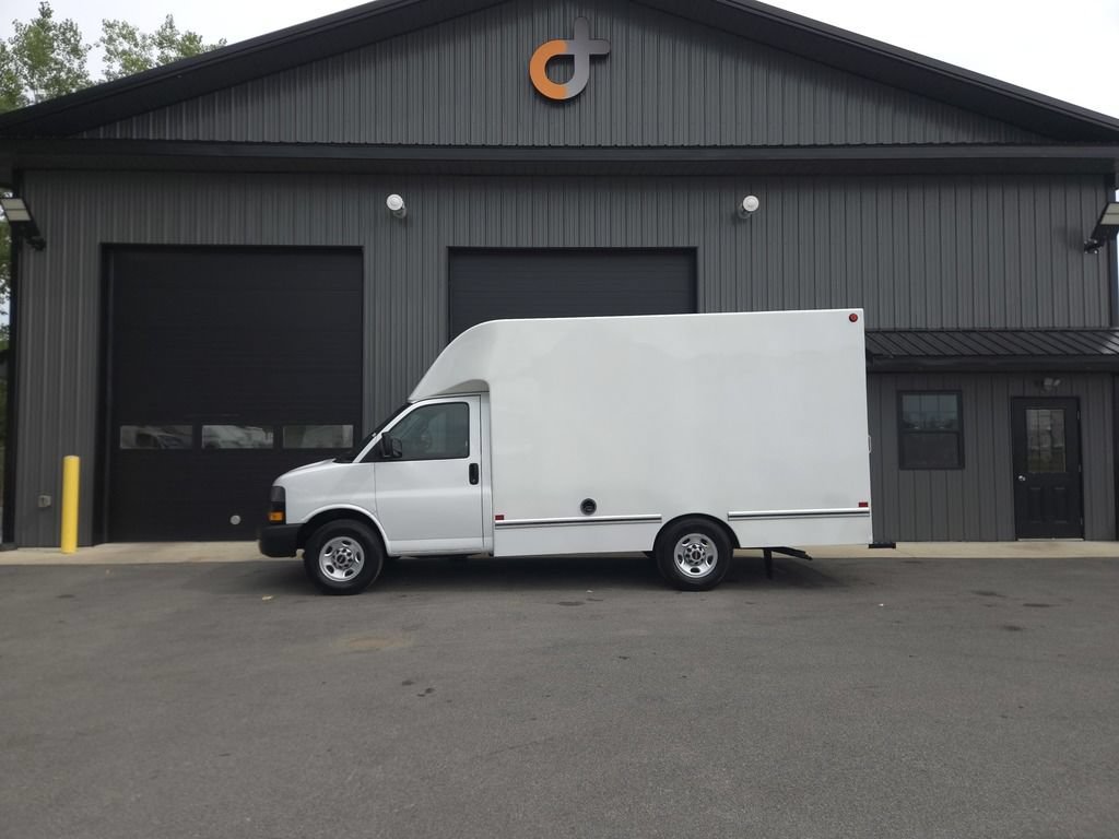 Used 2018 GMC Savana 3500 w/ Driver Convenience Package RWD image 4