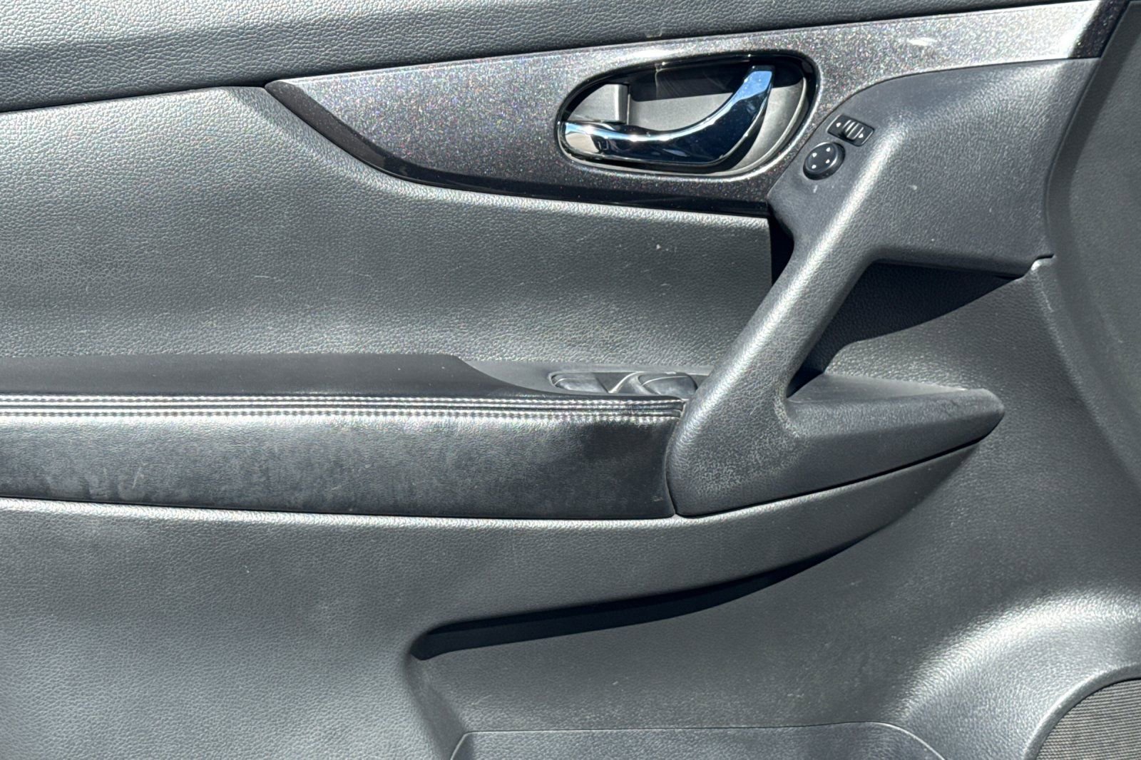 Used 2018 Nissan Rogue SV image 8