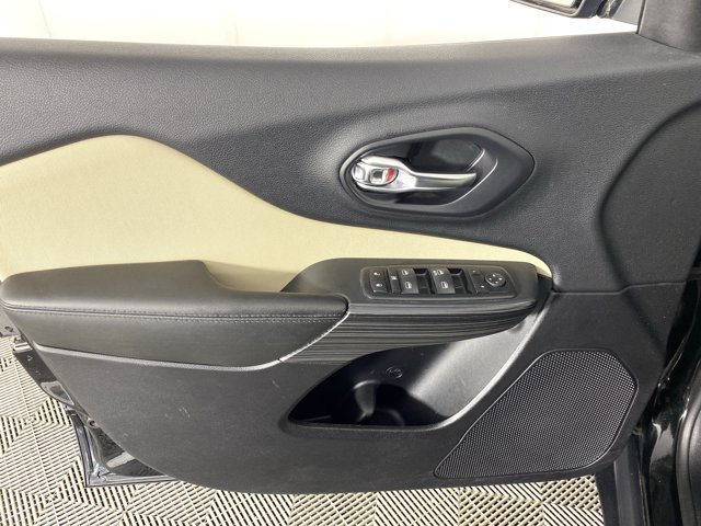 Used 2017 Jeep Cherokee Sport AWD/4WD image 14