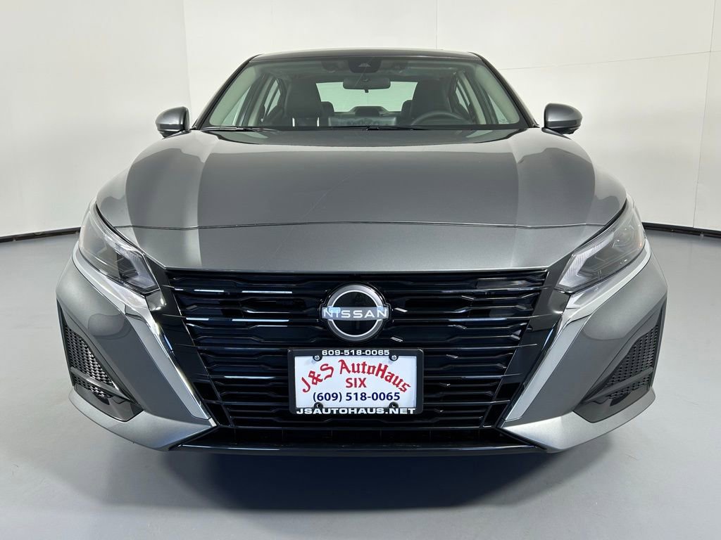 Used 2025 Nissan Altima 2.5 SL FWD image 2