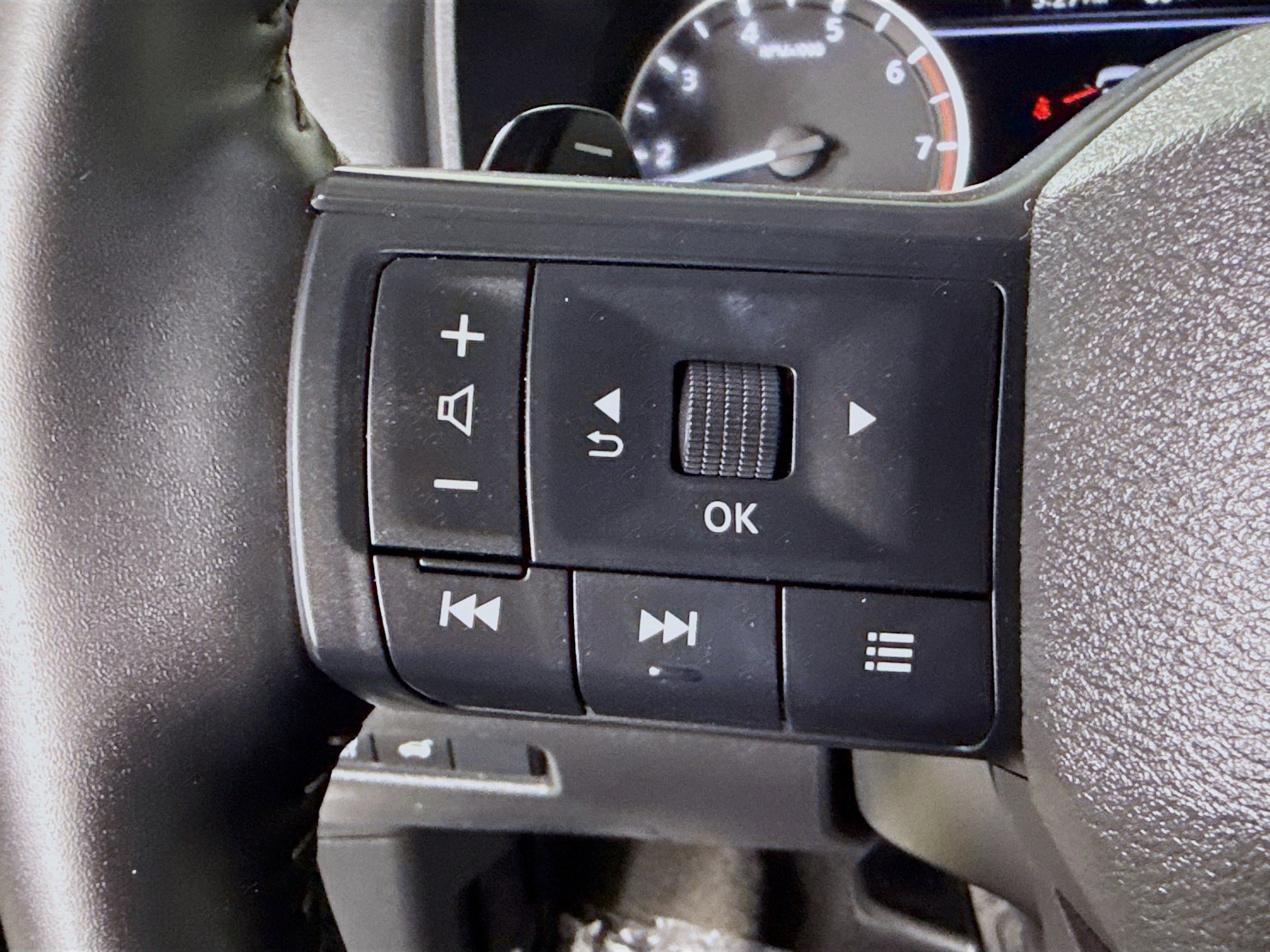 Used 2025 Nissan Rogue SV image 14