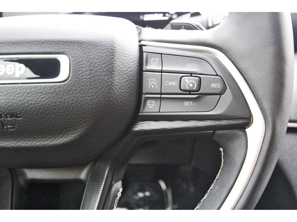 Used 2025 Jeep Grand Cherokee Altitude AWD/4WD image 18