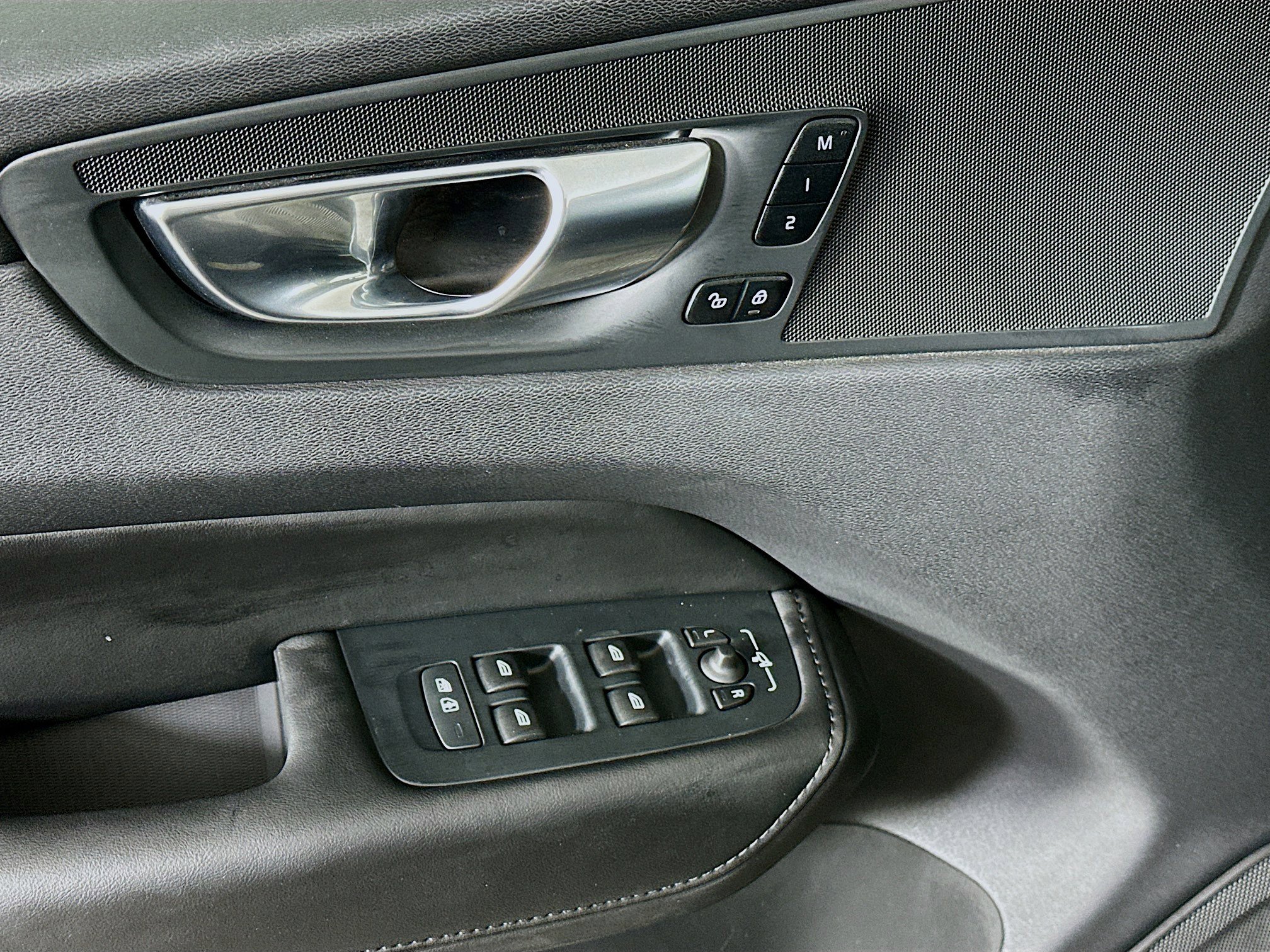 Used 2025 Volvo XC60 B5 Plus image 15