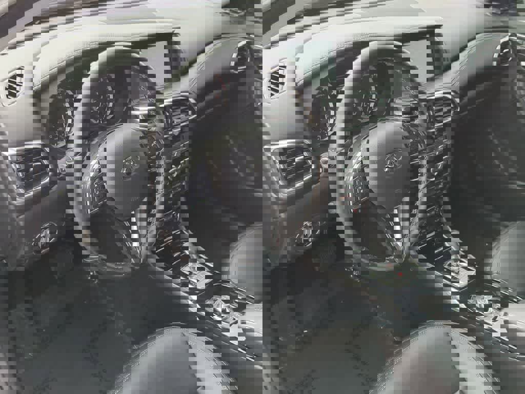 Used 2018 INFINITI QX30 ESSENTIAL image 2