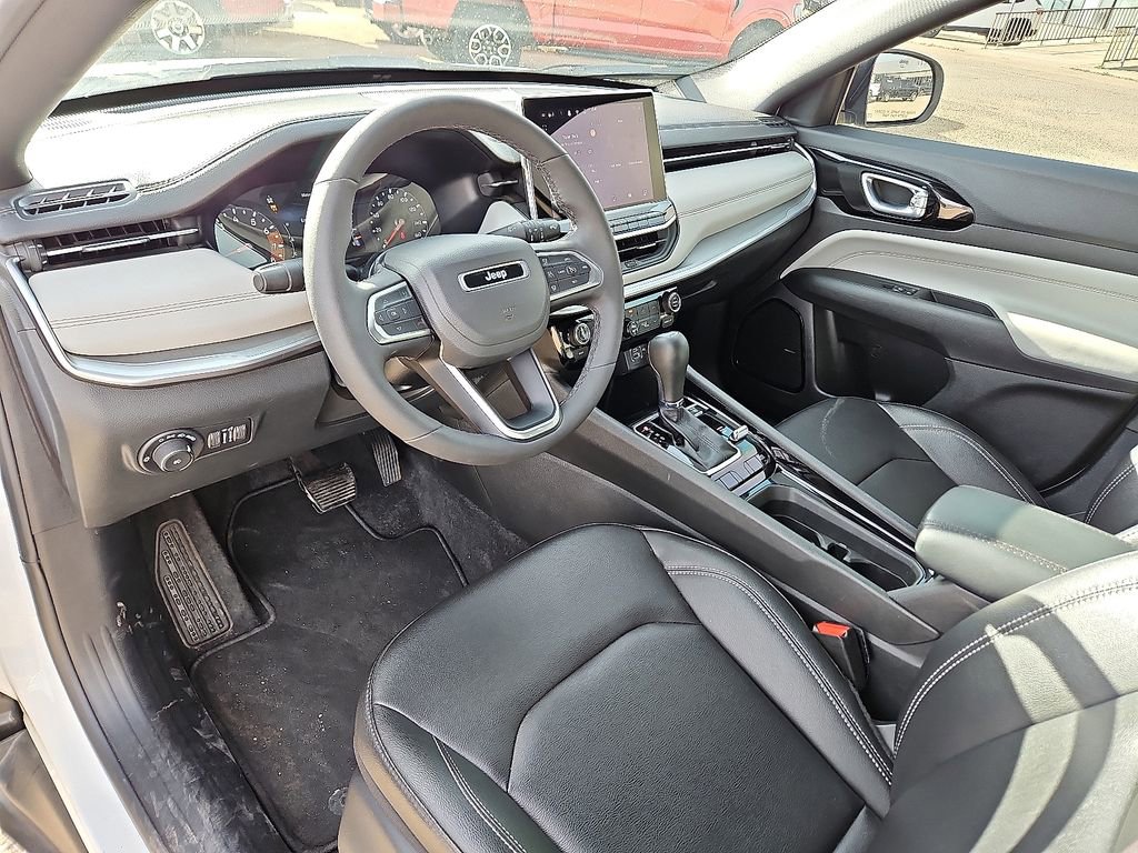 Used 2025 Jeep Compass Limited image 10