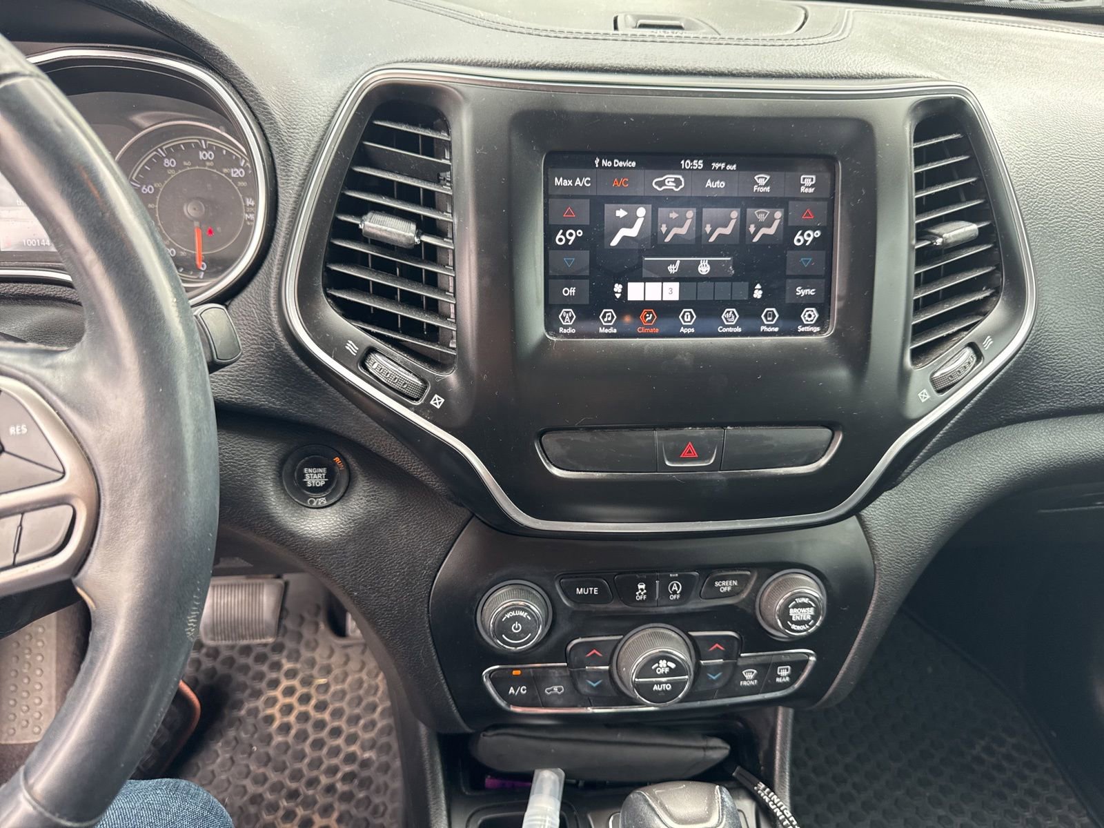 Used 2019 Jeep Cherokee Latitude Plus w/ Comfort/Convenience Group FWD image 13